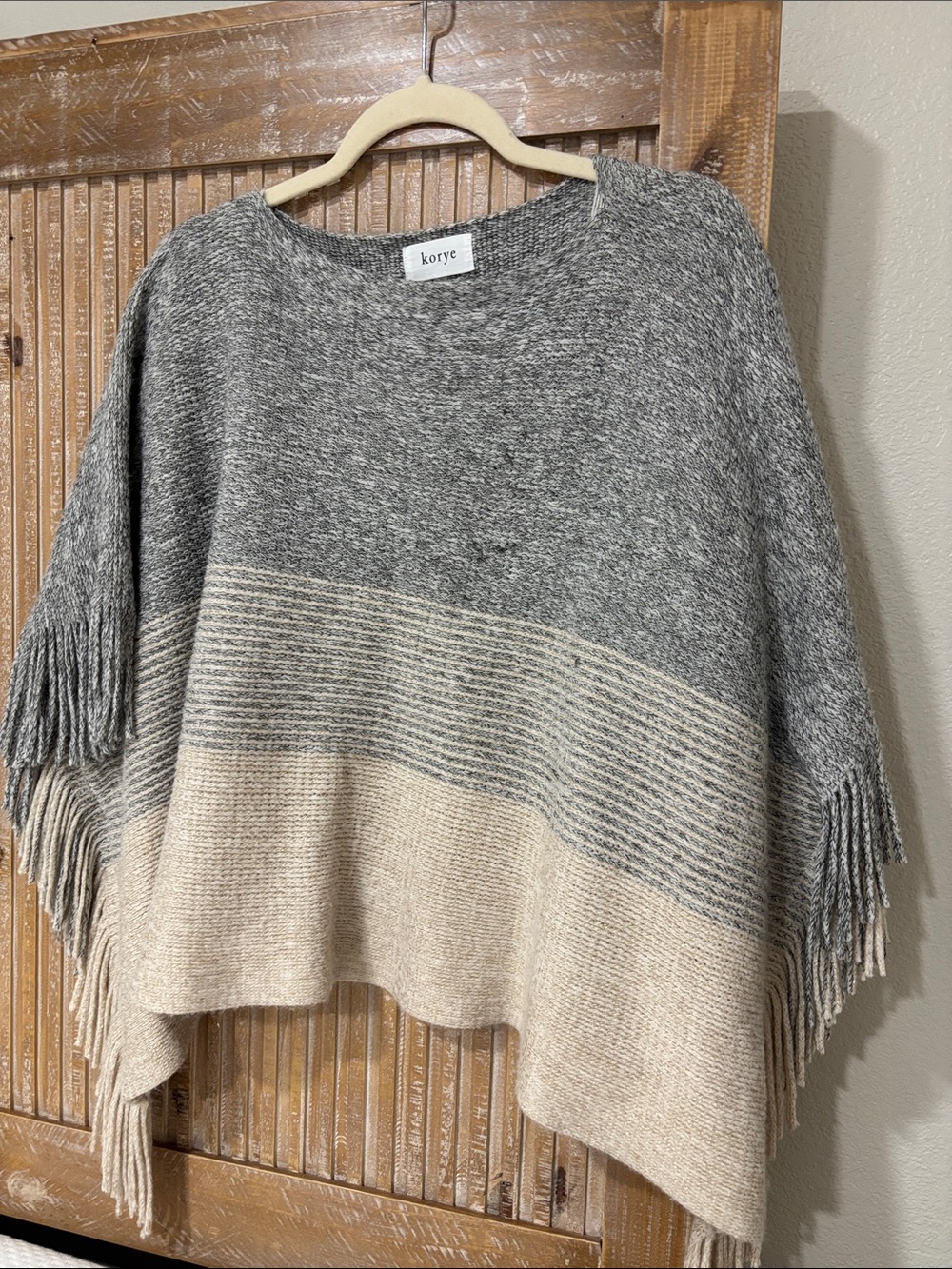 Korye Two-Tone Fringe Poncho Sweater - Gray & Cream